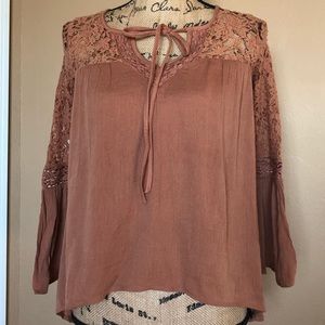 Cute long sleeve flowy lace Mudd top